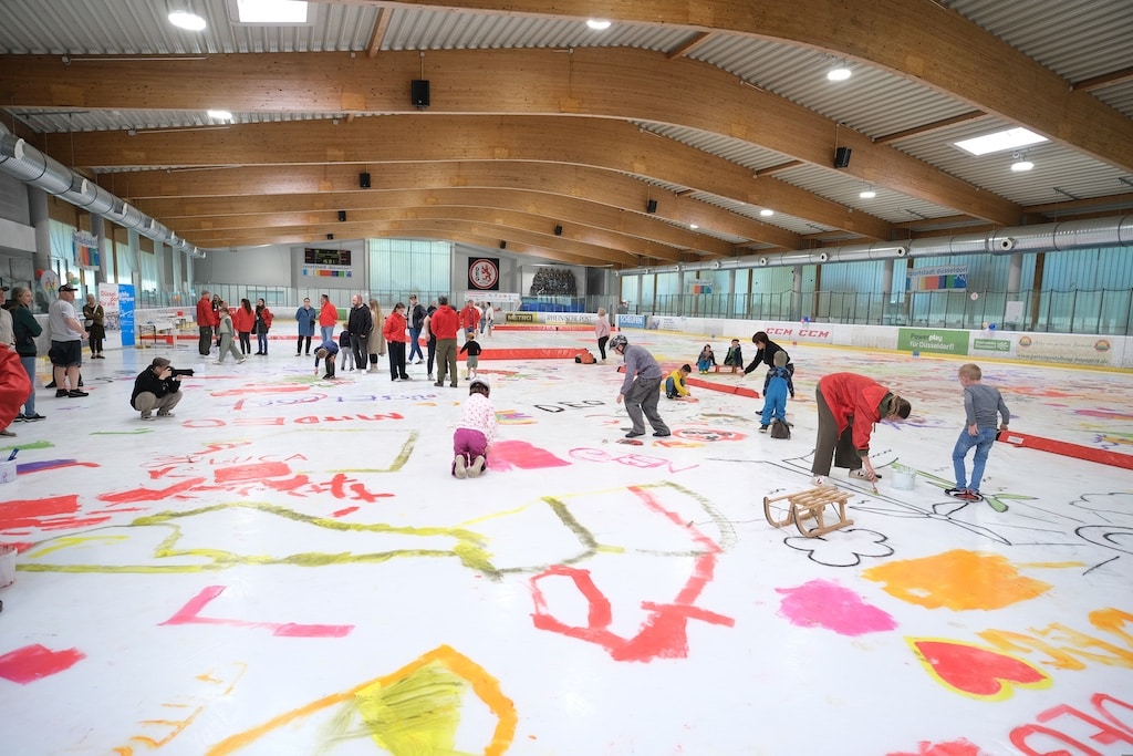Überblick über die bemalte Eisfläche im Stadion