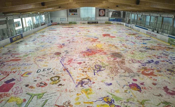 Fertig bemalte Eisfläche von oben — buntes Gesamtkunstwerk