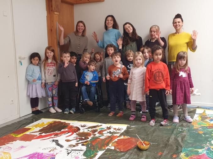 Gruppenfoto: Kinder und Betreuer mit ihren Kunstwerken