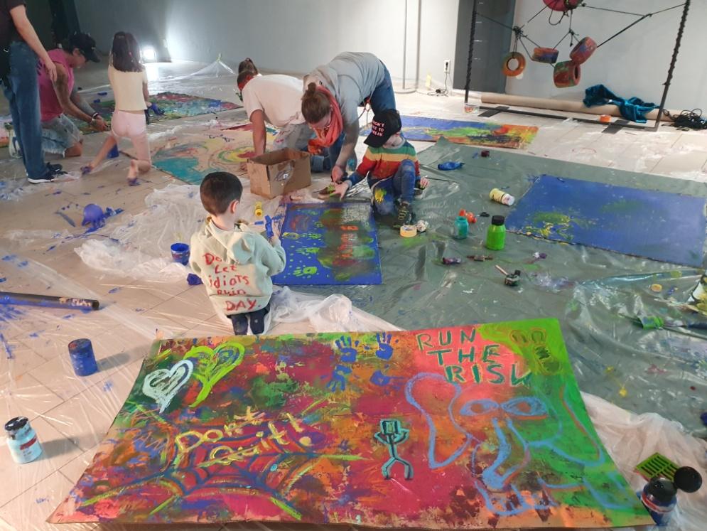 Kinder malen bunte Kunstwerke mit Künstler:innen